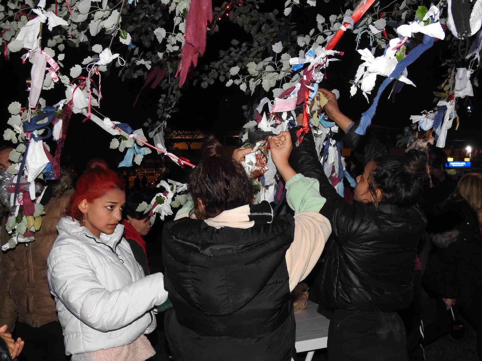 Edirne’de dün başlayan Kakava Hıdırellez şenlikleri gün ağarıncaya kadar aralıksız devam etti. Eğlencenin tavan yaptığı şenlikte, tutulan ...