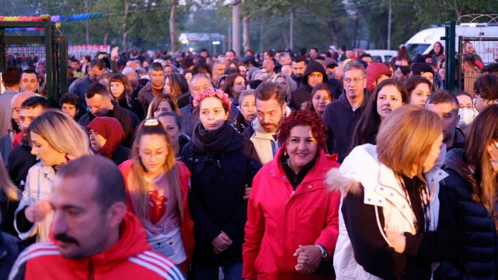 Edirne’de dün başlayan Kakava Hıdırellez şenlikleri gün ağarıncaya kadar aralıksız devam etti. Eğlencenin tavan yaptığı şenlikte, tutulan ...