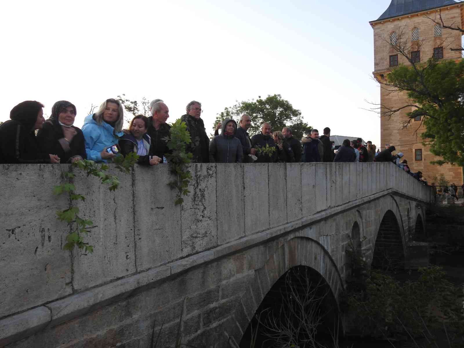 Edirne’de dün başlayan Kakava Hıdırellez şenlikleri gün ağarıncaya kadar aralıksız devam etti. Eğlencenin tavan yaptığı şenlikte, tutulan ...