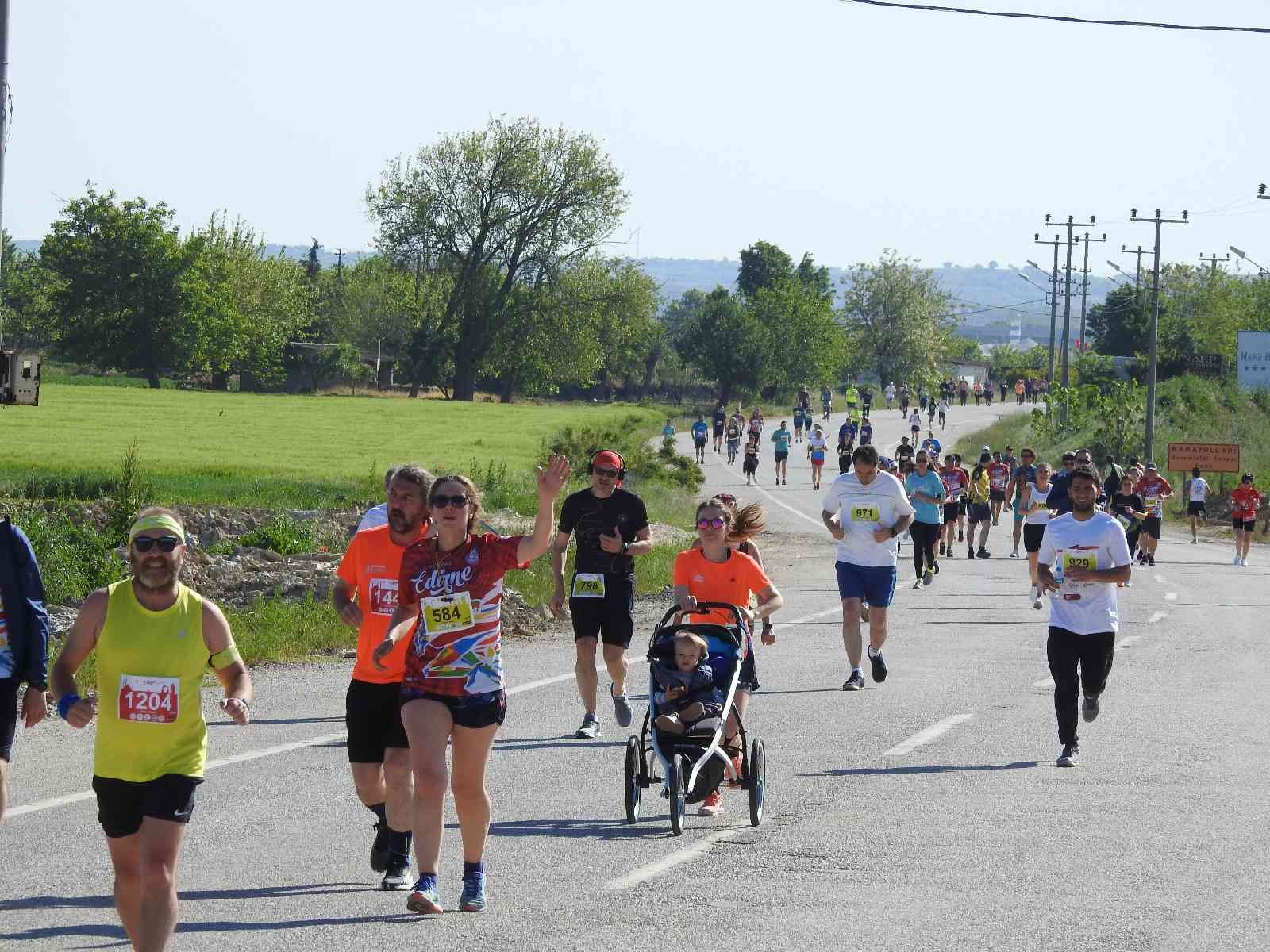 7. Uluslararası Edirne Maratonu’nda 16 aylık bebeği ile katılan bir anne ile savaşın yerini barışın alması için beyaz takım elbiseyle katılan ...