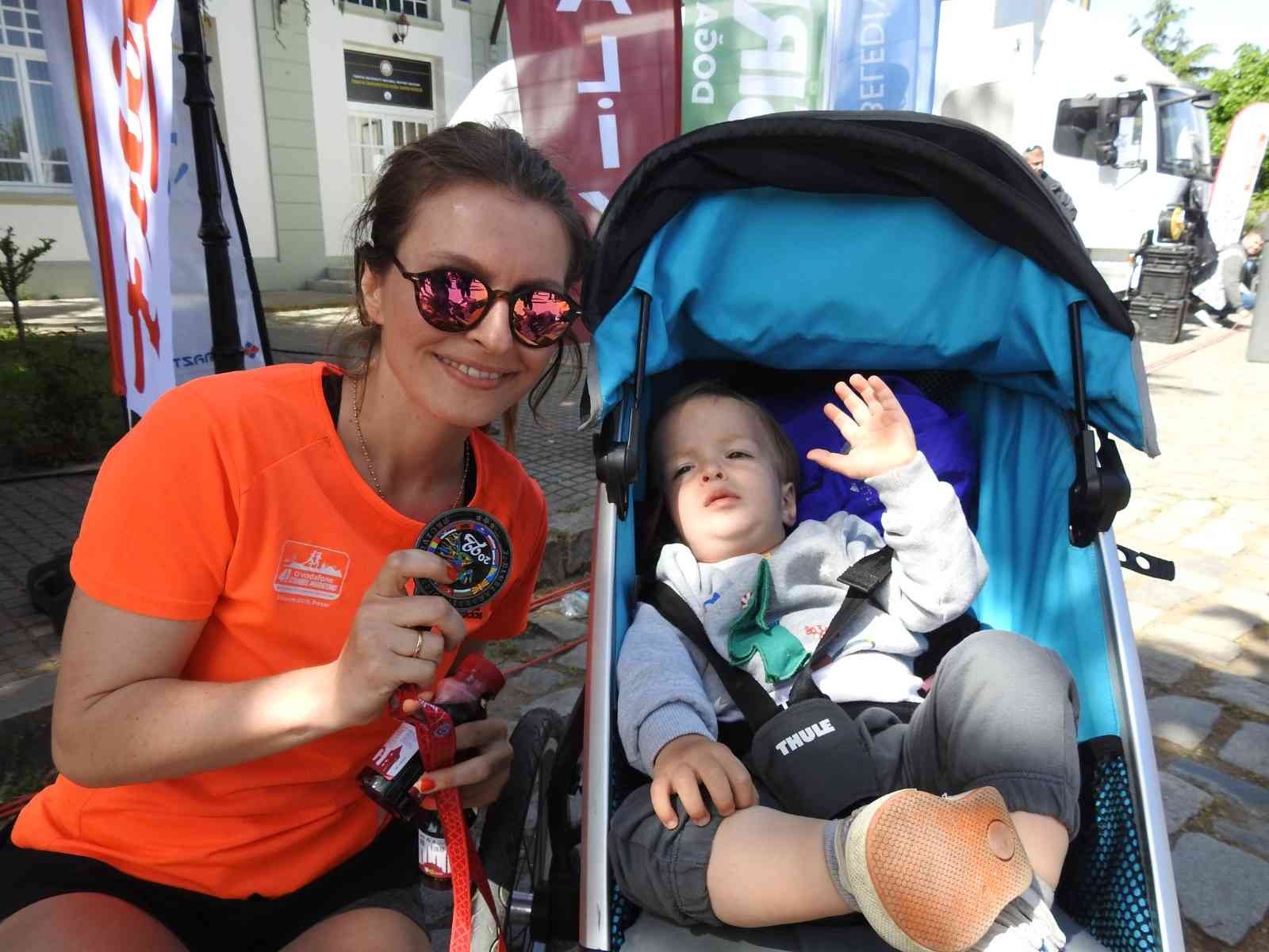 7. Uluslararası Edirne Maratonu’nda 16 aylık bebeği ile katılan bir anne ile savaşın yerini barışın alması için beyaz takım elbiseyle katılan ...