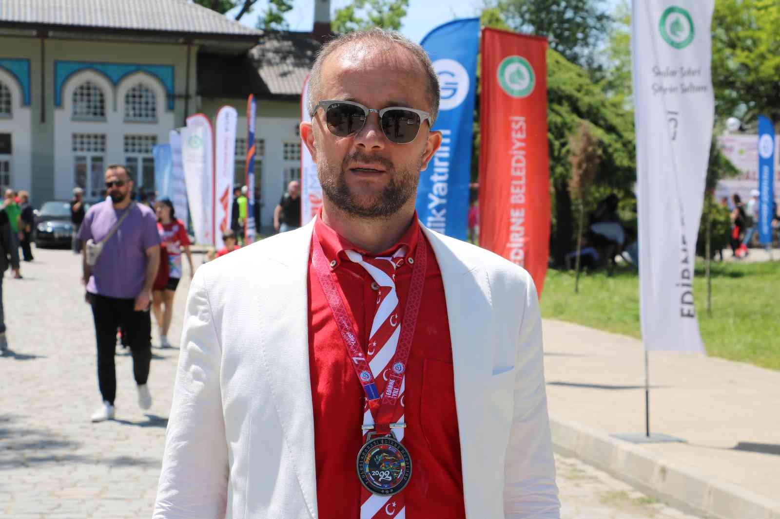 7. Uluslararası Edirne Maratonu’nda 16 aylık bebeği ile katılan bir anne ile savaşın yerini barışın alması için beyaz takım elbiseyle katılan ...