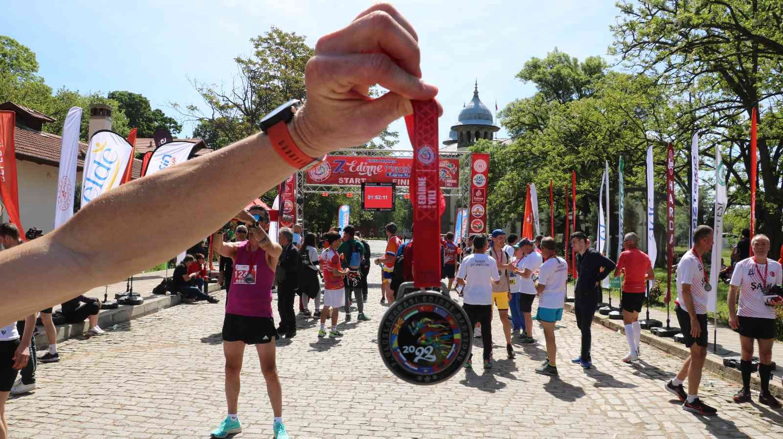 7. Uluslararası Edirne Maratonu’nda 16 aylık bebeği ile katılan bir anne ile savaşın yerini barışın alması için beyaz takım elbiseyle katılan ...