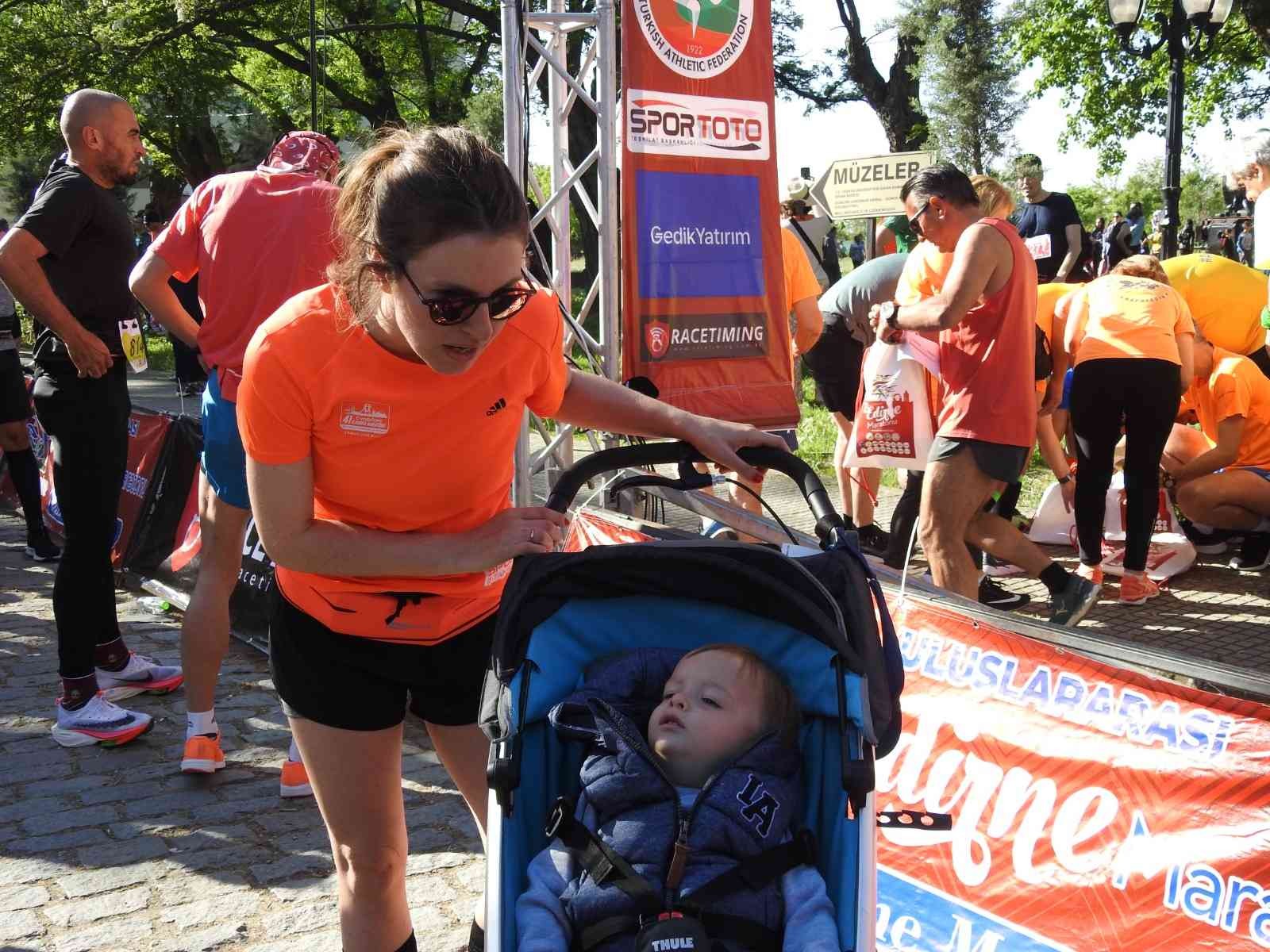 7. Uluslararası Edirne Maratonu’nda 16 aylık bebeği ile katılan bir anne ile savaşın yerini barışın alması için beyaz takım elbiseyle katılan ...