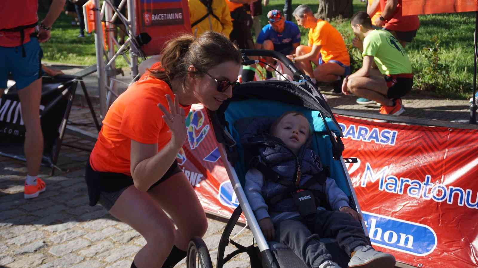 7. Uluslararası Edirne Maratonu’nda 16 aylık bebeği ile katılan bir anne ile savaşın yerini barışın alması için beyaz takım elbiseyle katılan ...