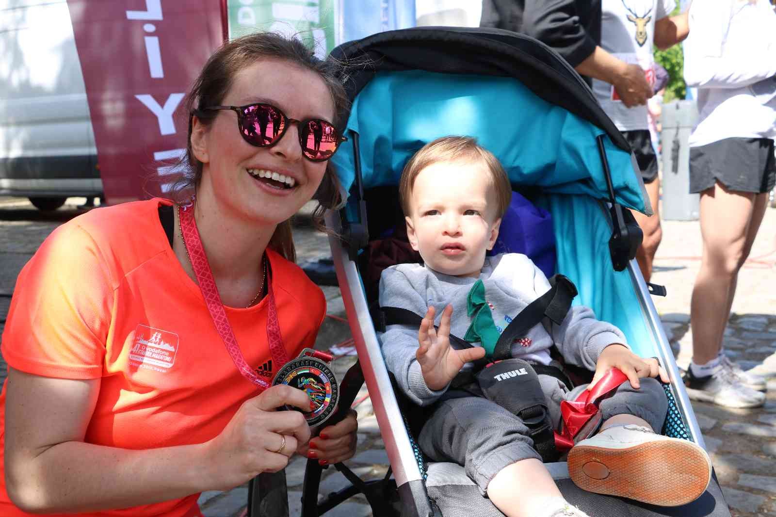 7. Uluslararası Edirne Maratonu’nda 16 aylık bebeği ile katılan bir anne ile savaşın yerini barışın alması için beyaz takım elbiseyle katılan ...