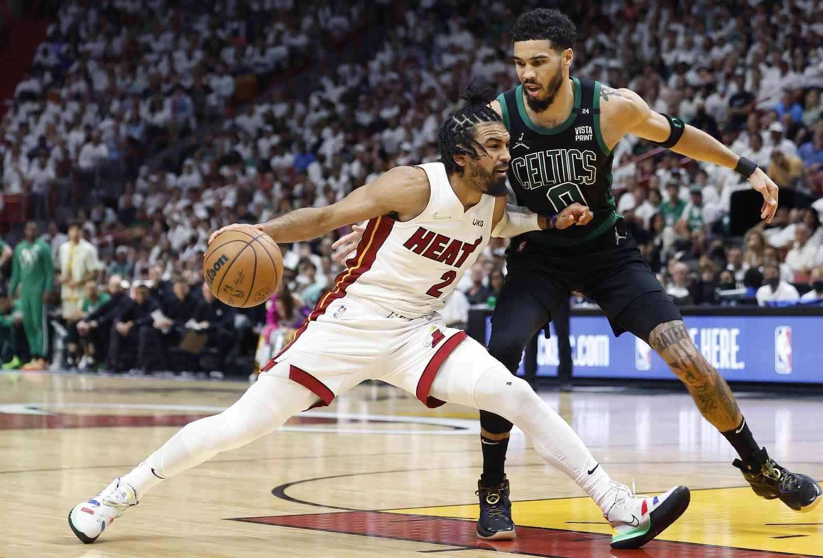 NBA Doğu Konferansı finalinde Boston Celtics, deplasmanda karşılaştığı Miami Heat’i 93-80 yenerek seride 3-2 öne geçti. NBA’de Doğu Konferansı ...