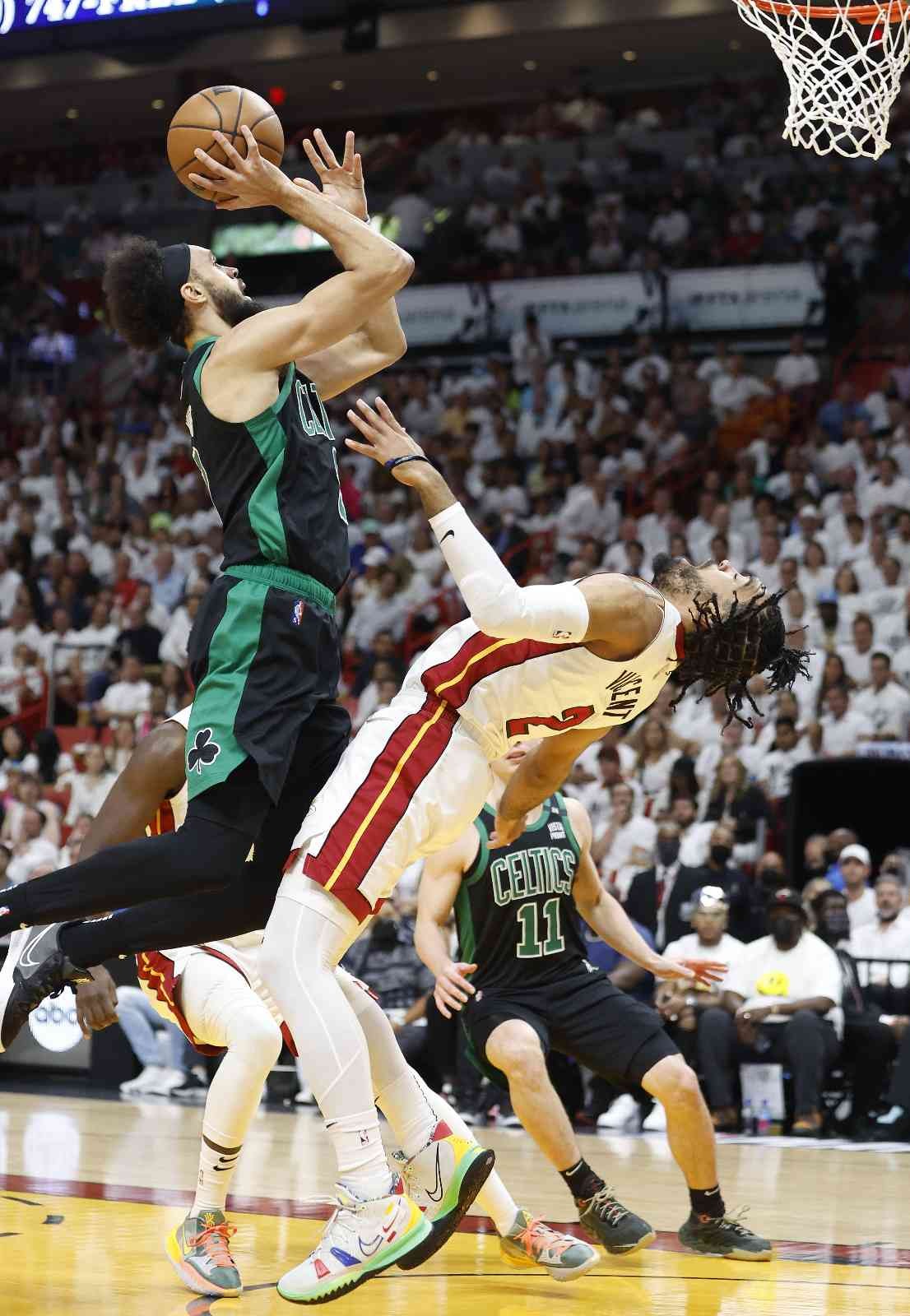 NBA Doğu Konferansı finalinde Boston Celtics, deplasmanda karşılaştığı Miami Heat’i 93-80 yenerek seride 3-2 öne geçti. NBA’de Doğu Konferansı ...