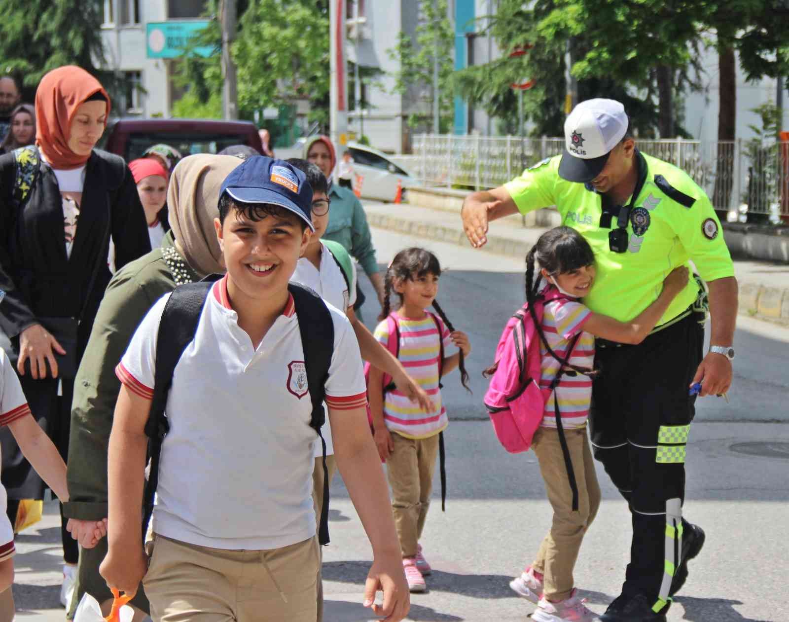 Kocaeli’de ilkokul öğrencileri için yaya geçidinde güvenlik önlemi alan trafik polisi ile miniklerin arasında oluşan bağ, görenlerin içini ...