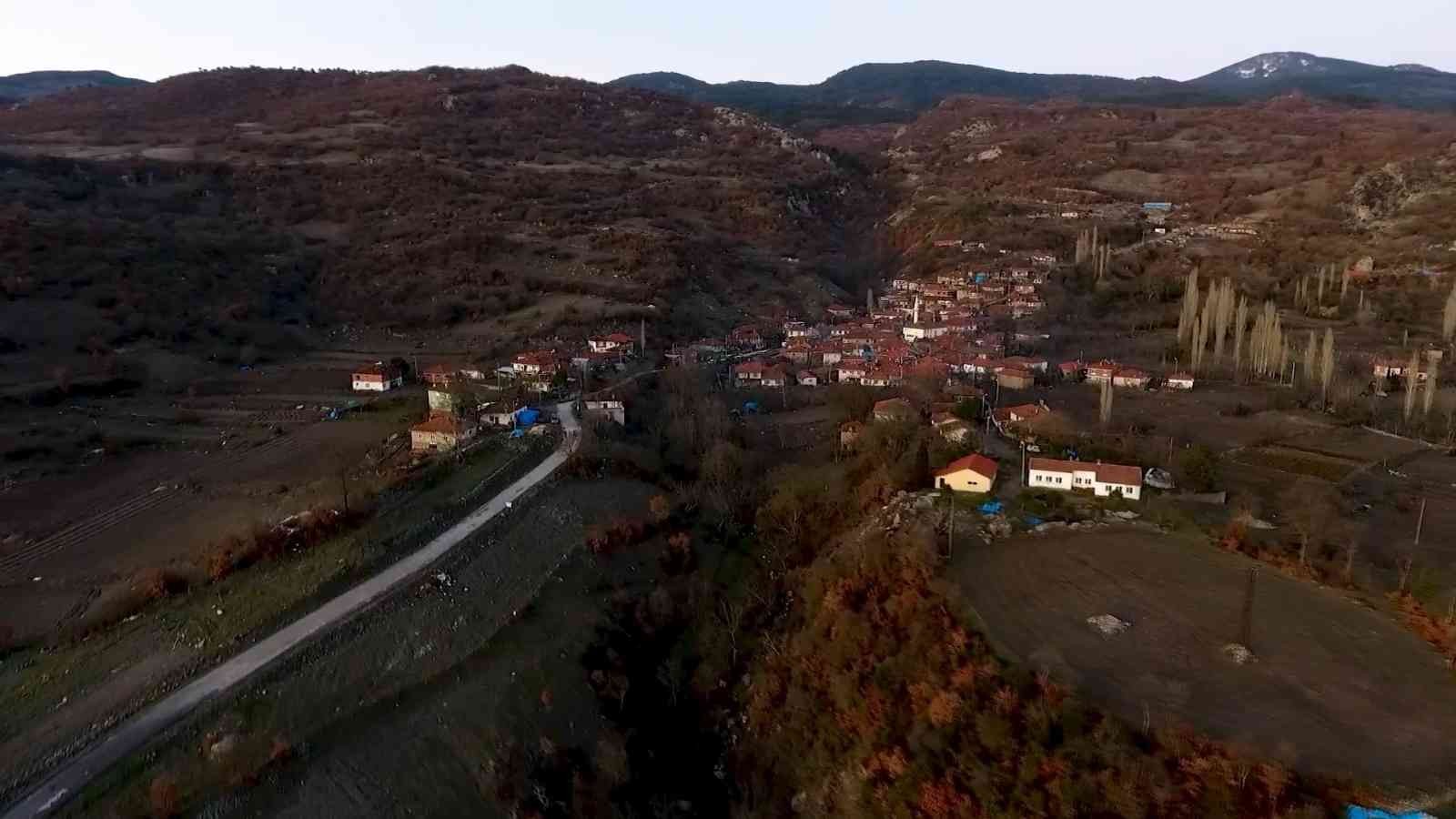 Balıkesir’in Sındırgı ilçesine bağlı Hisaralan Mahallesi’nde yüz yıllardır bayramlarda ve düğünlerde davul çalınmıyor. Sındırgı’ya 23 kilometre ...