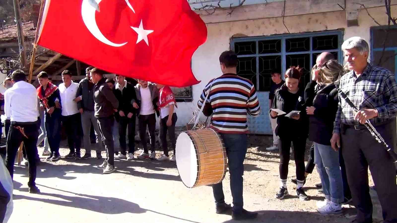 Balıkesir’in Sındırgı ilçesine bağlı Hisaralan Mahallesi’nde yüz yıllardır bayramlarda ve düğünlerde davul çalınmıyor. Sındırgı’ya 23 kilometre ...