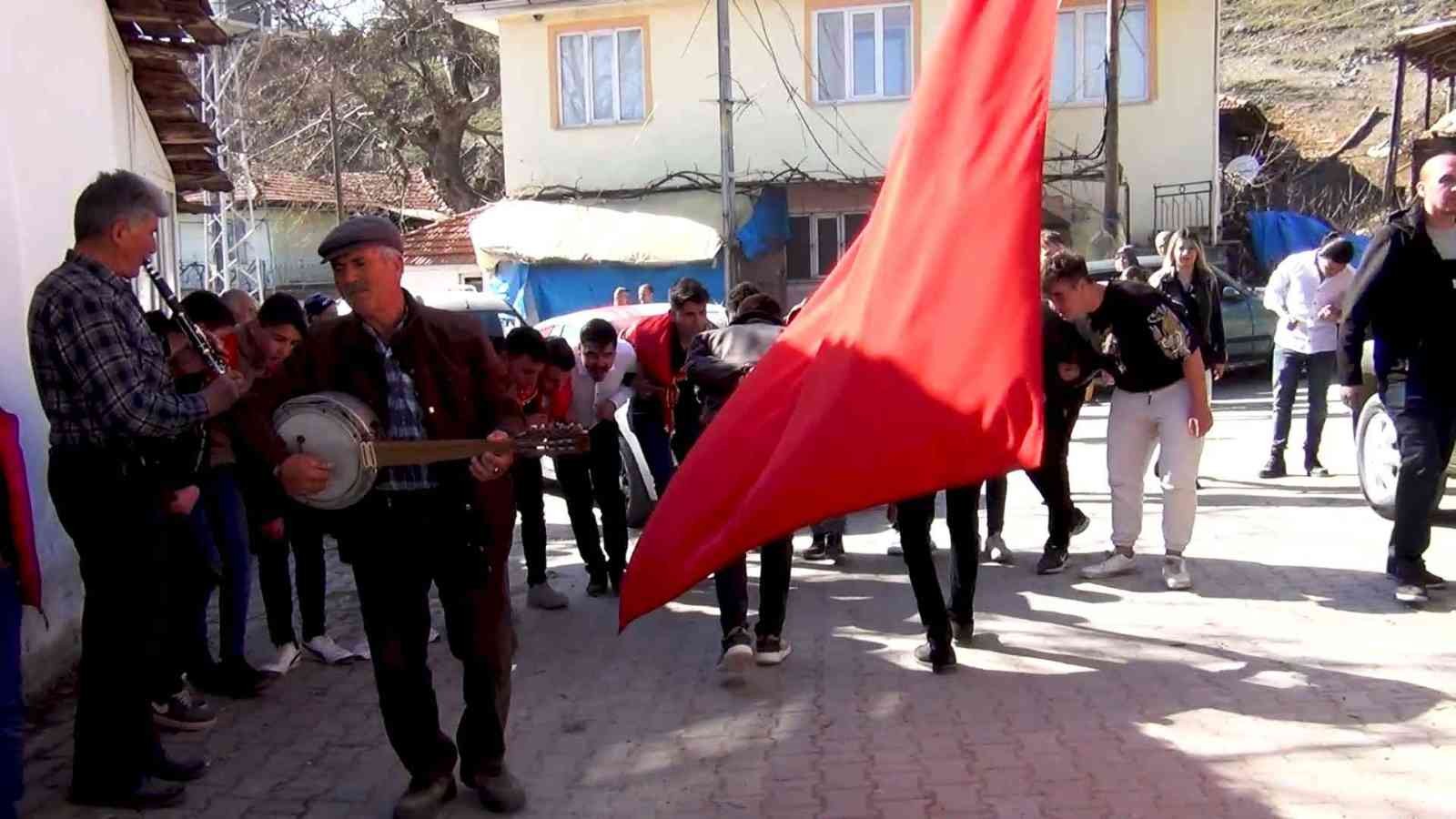 Balıkesir’in Sındırgı ilçesine bağlı Hisaralan Mahallesi’nde yüz yıllardır bayramlarda ve düğünlerde davul çalınmıyor. Sındırgı’ya 23 kilometre ...