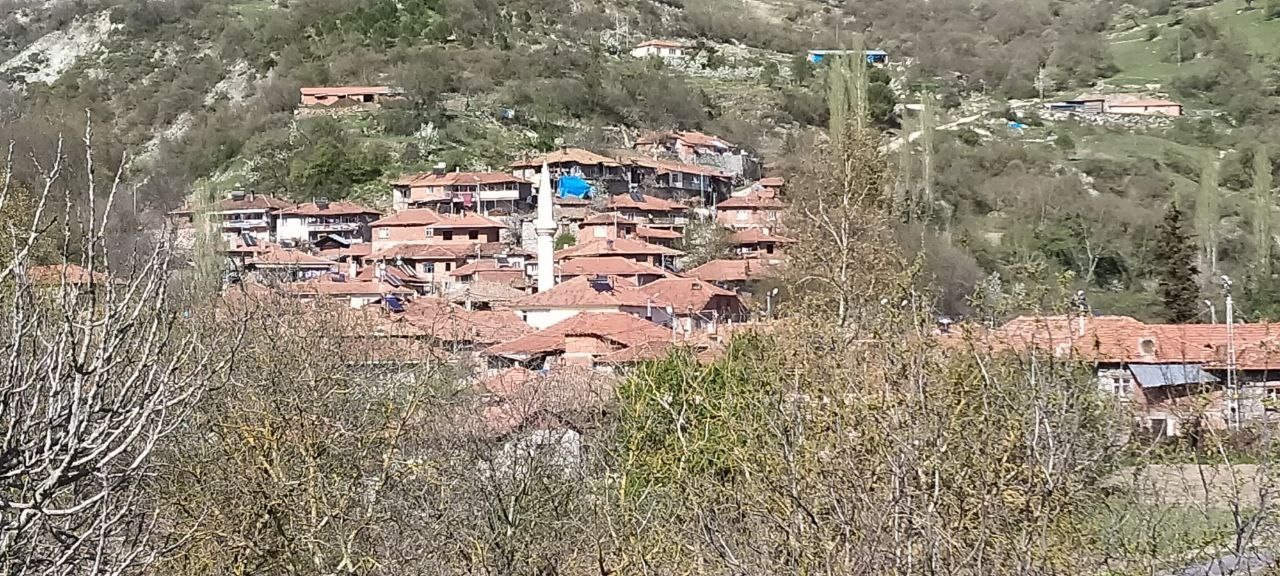 Balıkesir’in Sındırgı ilçesine bağlı Hisaralan Mahallesi’nde yüz yıllardır bayramlarda ve düğünlerde davul çalınmıyor. Sındırgı’ya 23 kilometre ...