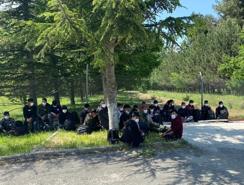 Kırklareli’ne yasadışı yollarla giren 27 kaçak göçmen yakalandı. Alınan bilgiye göre, Vize ilçesinde yabancı uyruklu şahısların olduğu bilgisine ...