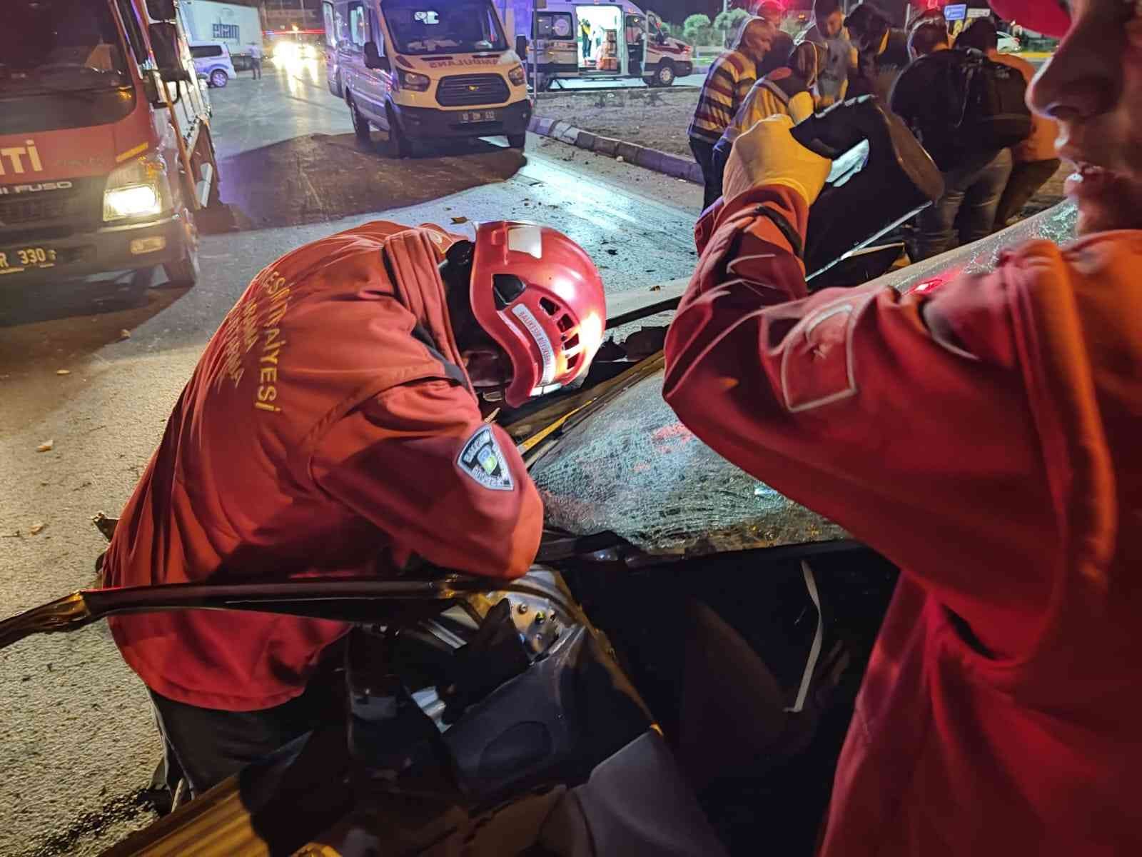 Balıkesir’in Burhaniye ilçesinde meydana gelen kazada, biri hafif 3 kişi yaralandı. Edinilen bilgiye göre, kaza, Geriş Mahallesi İzmir-Çanakkale ...