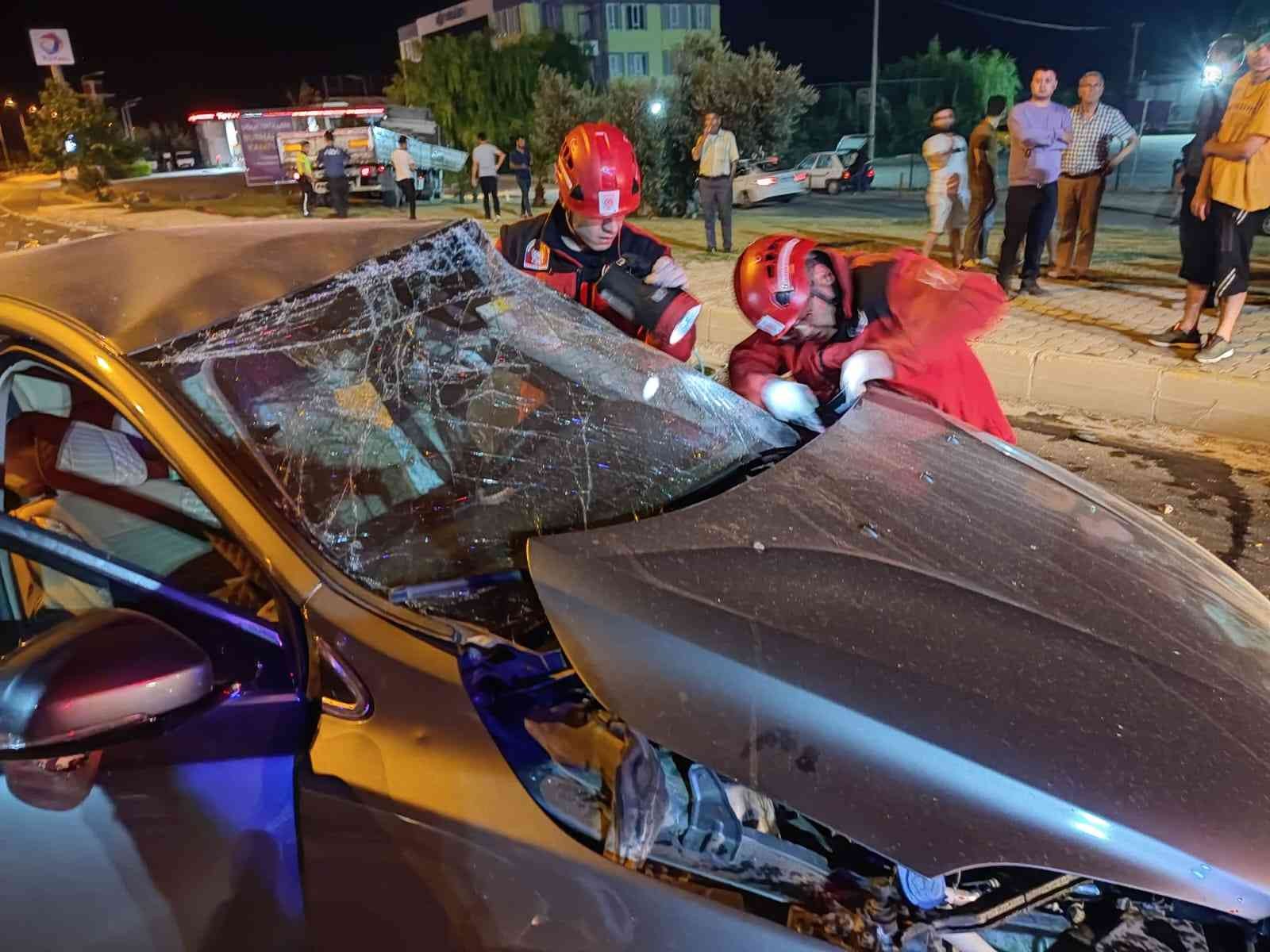 Balıkesir’in Burhaniye ilçesinde meydana gelen kazada, biri hafif 3 kişi yaralandı. Edinilen bilgiye göre, kaza, Geriş Mahallesi İzmir-Çanakkale ...