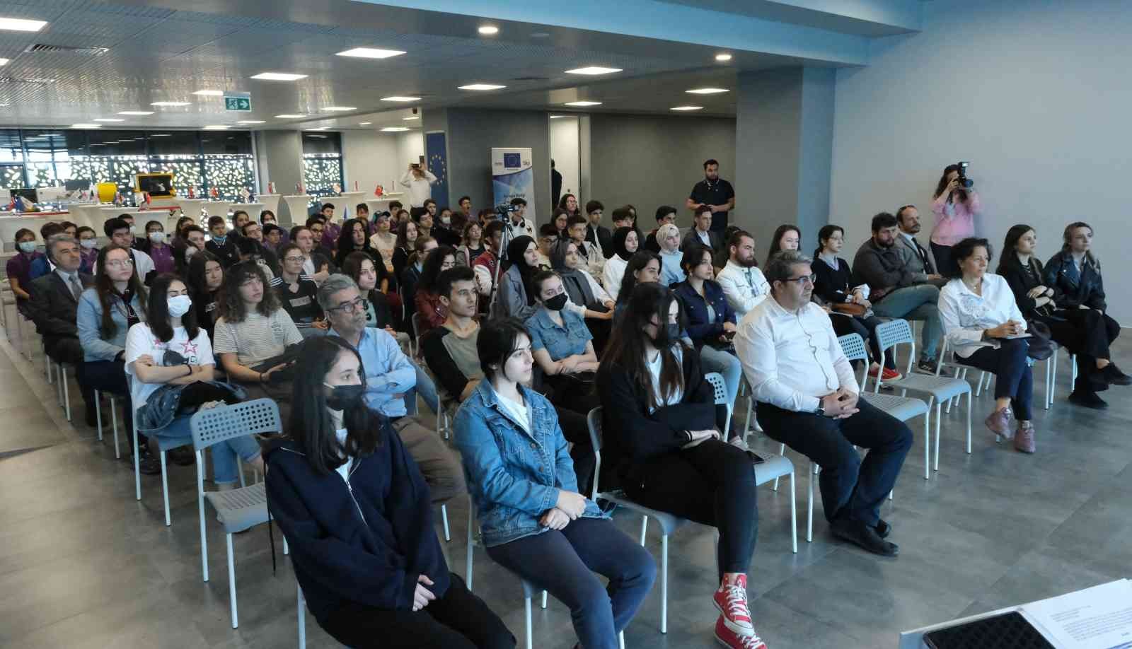 Avrupa Birliği’nin temellerinin atıldığı Avrupa Günü çerçevesinde Bursa AB Bilgi Merkezi tarafından GUHEM’de ‘Gençler Soruyor, Avrupa Birliği’nin ...