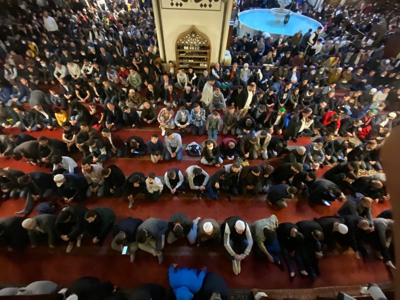 Bursa’da bayram namazı için tarihi camiler doldu taştı. Koronavirüs önlemlerinin büyük oranda kalkmasının ardından Bursalı vatandaşlar 2 yılın ...