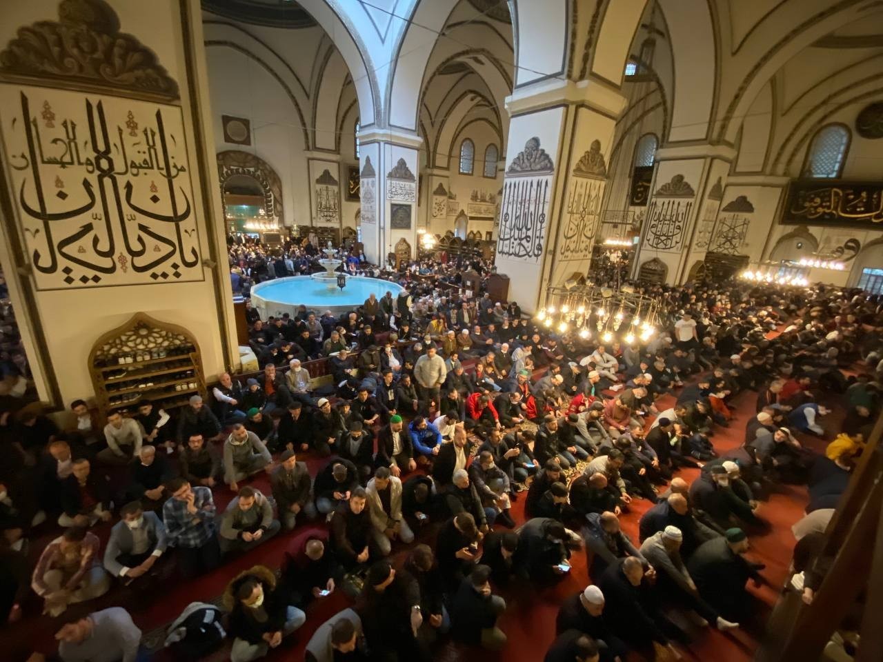 Bursa’da bayram namazı için tarihi camiler doldu taştı. Koronavirüs önlemlerinin büyük oranda kalkmasının ardından Bursalı vatandaşlar 2 yılın ...