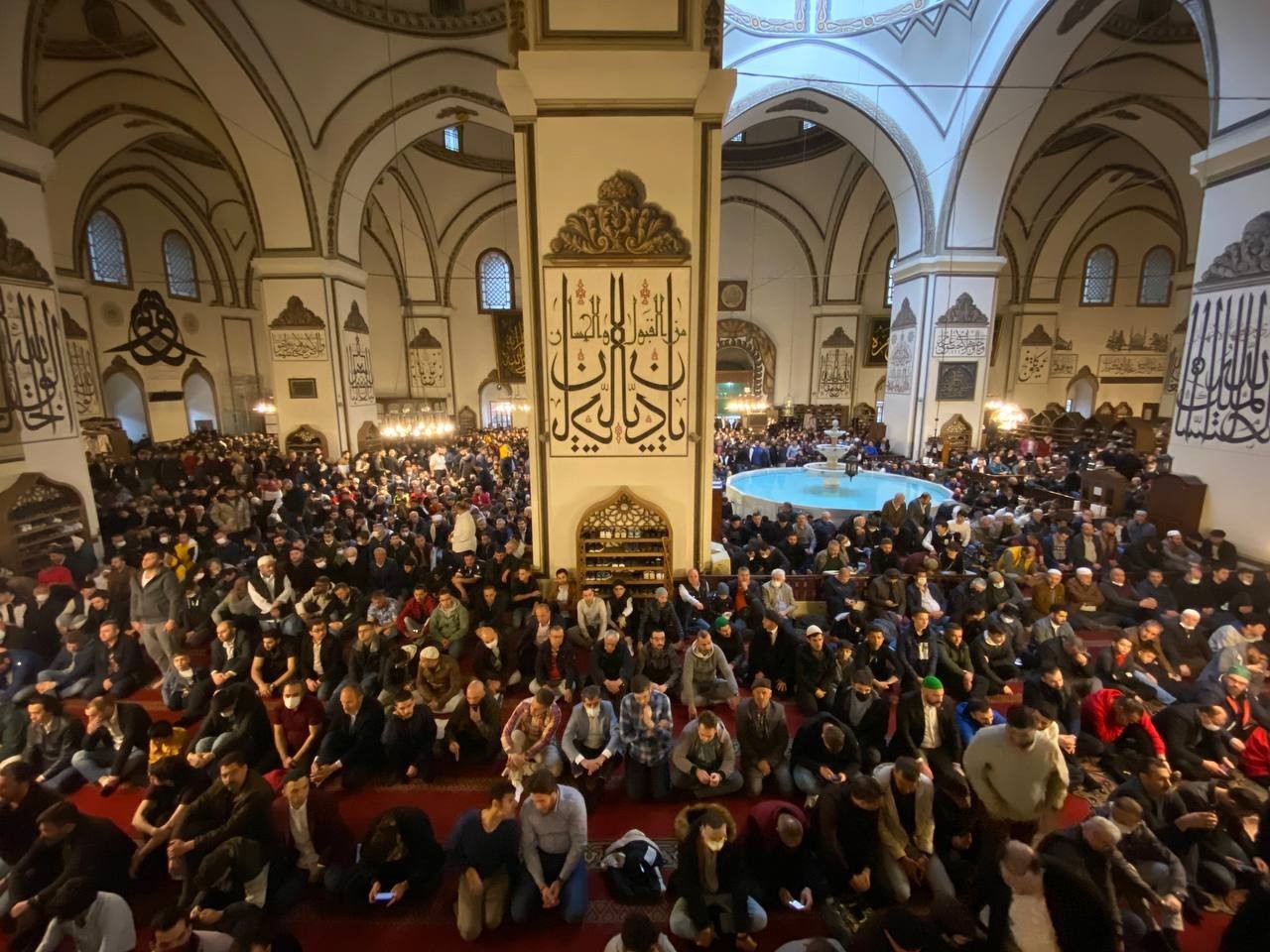 Bursa’da bayram namazı için tarihi camiler doldu taştı. Koronavirüs önlemlerinin büyük oranda kalkmasının ardından Bursalı vatandaşlar 2 yılın ...