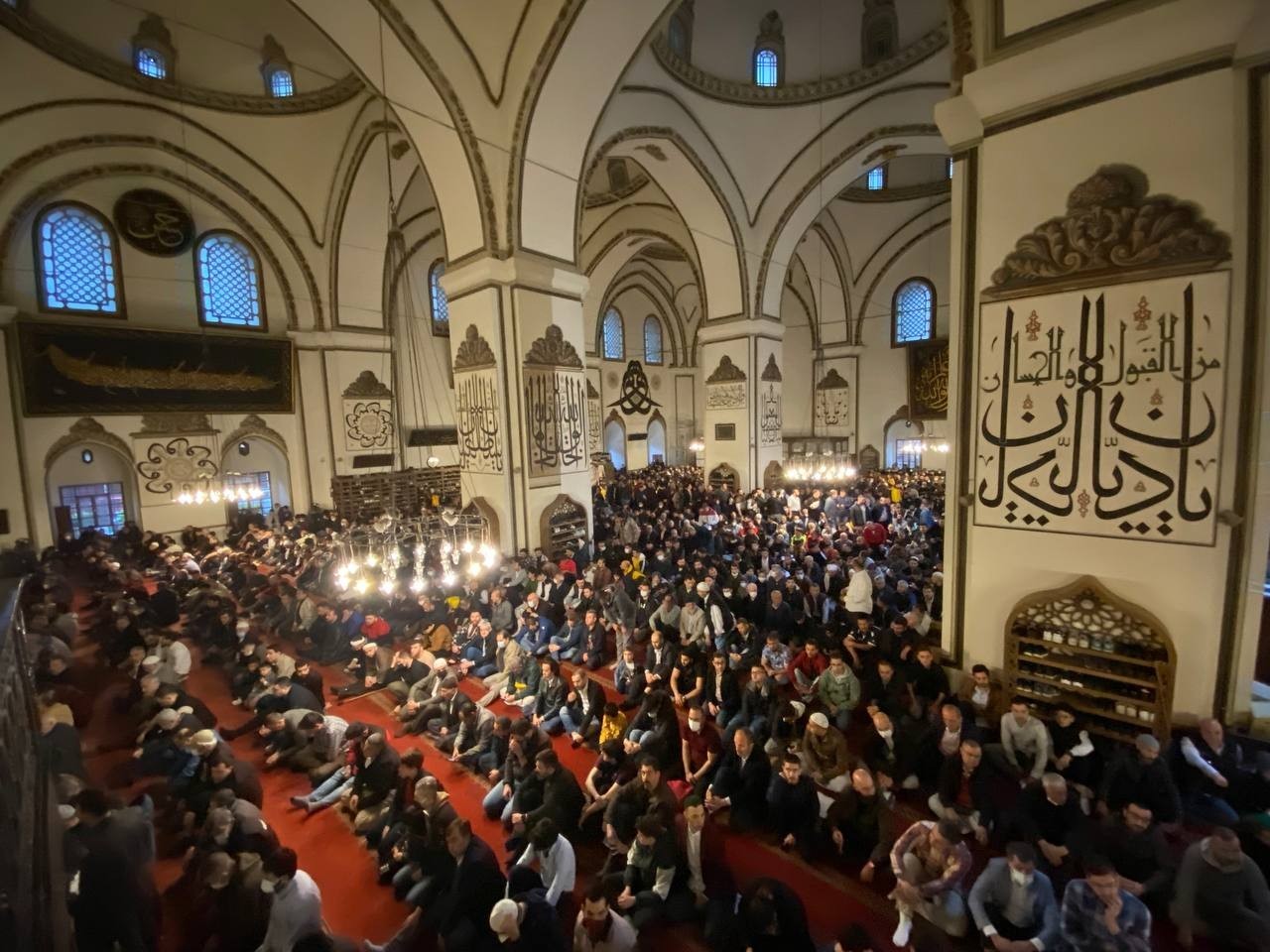 Bursa’da bayram namazı için tarihi camiler doldu taştı. Koronavirüs önlemlerinin büyük oranda kalkmasının ardından Bursalı vatandaşlar 2 yılın ...