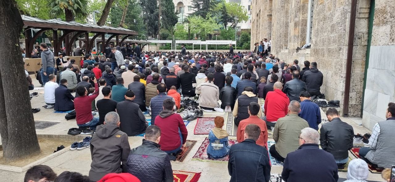 Bursa’da bayram namazı için tarihi camiler doldu taştı. Koronavirüs önlemlerinin büyük oranda kalkmasının ardından Bursalı vatandaşlar 2 yılın ...