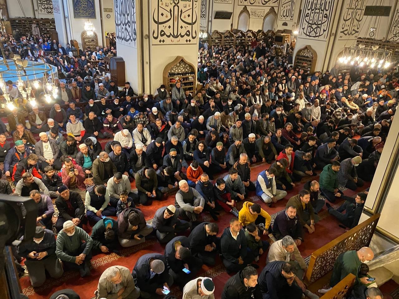 Bursa’da bayram namazı için tarihi camiler doldu taştı. Koronavirüs önlemlerinin büyük oranda kalkmasının ardından Bursalı vatandaşlar 2 yılın ...