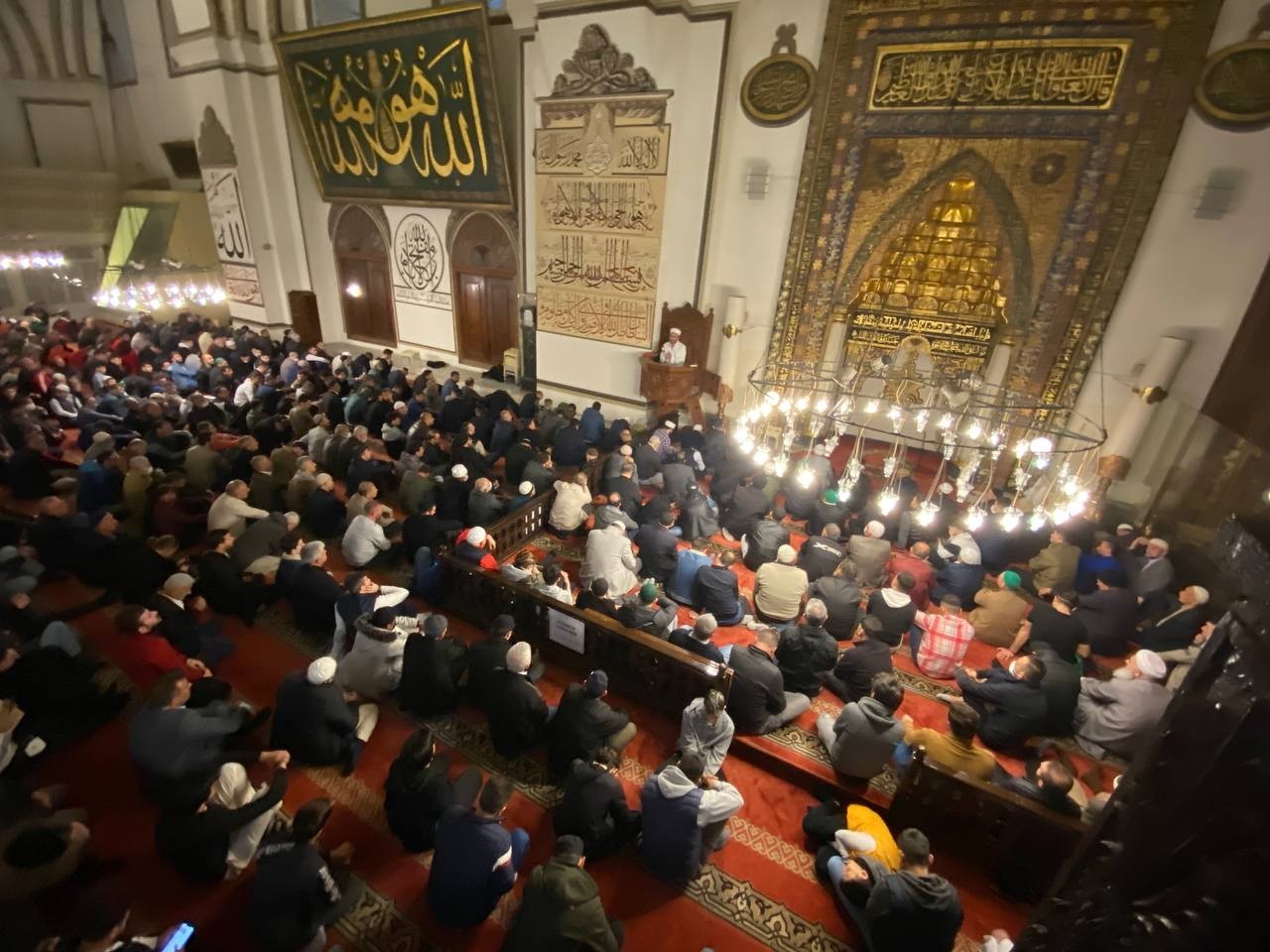 Bursa’da bayram namazı için tarihi camiler doldu taştı. Koronavirüs önlemlerinin büyük oranda kalkmasının ardından Bursalı vatandaşlar 2 yılın ...