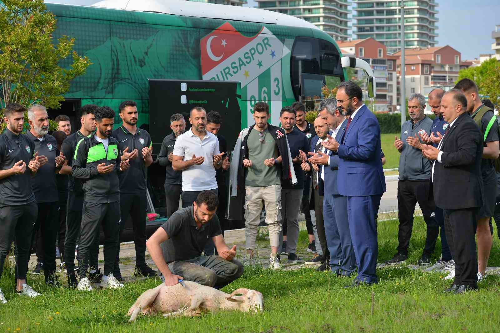 Bursaspor yarın oynayacağı Bandırmaspor maçı için yola çıktı. Bu kritik maç öncesi yeşil-beyazlı kafile için koç kesildi. Bursa İl Müftüsü Sayın ...