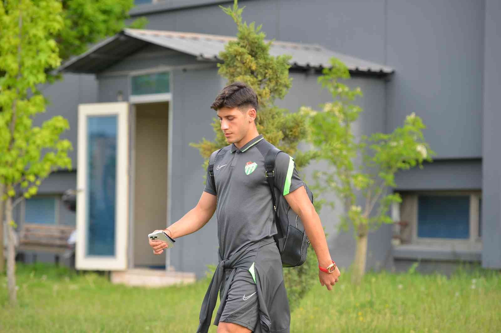 Bursaspor yarın oynayacağı Bandırmaspor maçı için yola çıktı. Bu kritik maç öncesi yeşil-beyazlı kafile için koç kesildi. Bursa İl Müftüsü Sayın ...