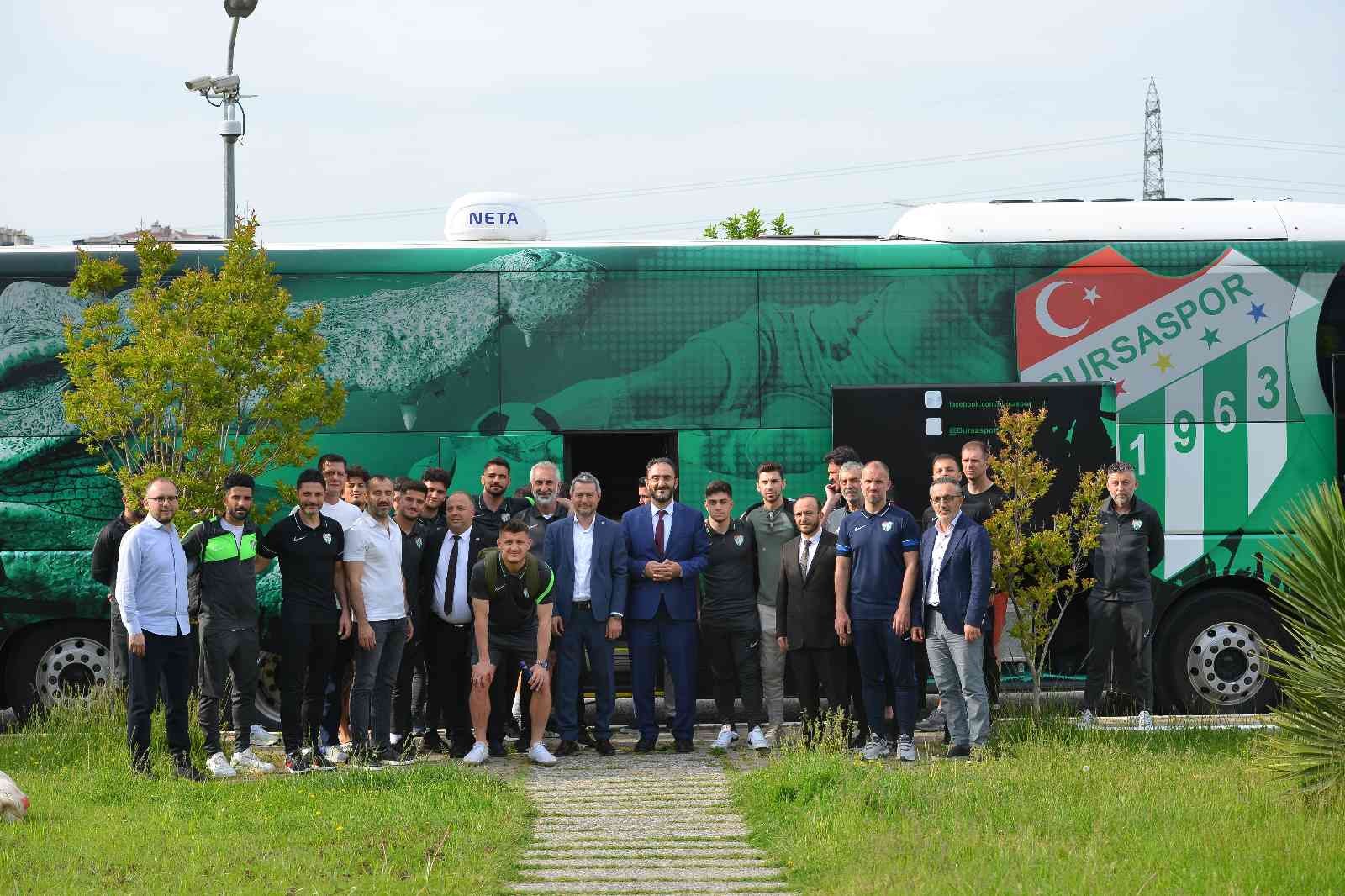 Bursaspor yarın oynayacağı Bandırmaspor maçı için yola çıktı. Bu kritik maç öncesi yeşil-beyazlı kafile için koç kesildi. Bursa İl Müftüsü Sayın ...