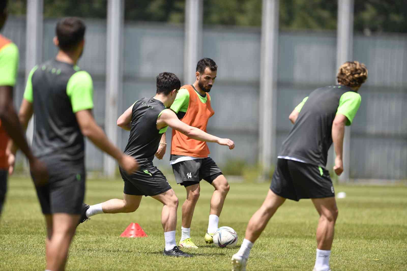 Bursaspor, Ümraniyespor galibiyeti sonrası ara vermeden Bandırmaspor maçı hazırlıklarına başladı. Yeşil-beyazlı takımda oyuncuların moralli ...