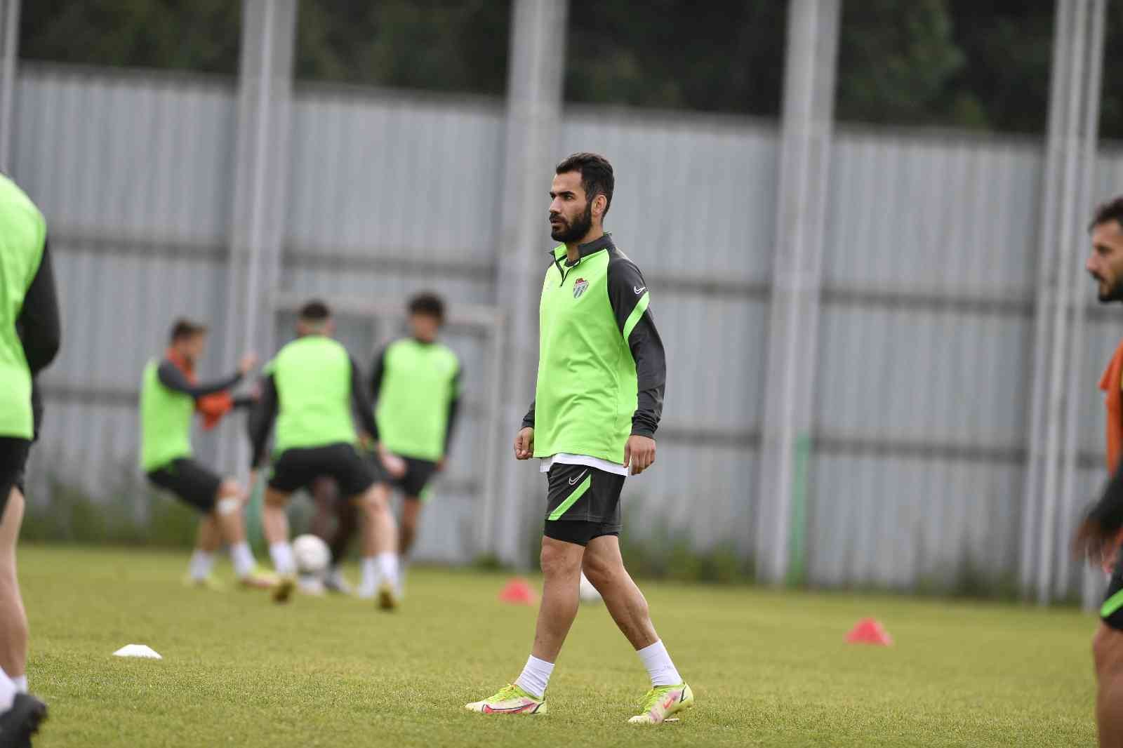 Bursaspor’da Ümraniyespor maçı hazırlıkları bu akşam saatlerinde yapılan antrenmanla devam etti. Yeşil-beyazlı takım, çalışmada koordinasyon ...