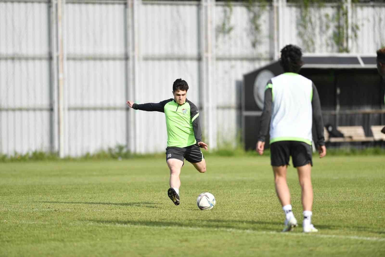 Bursaspor’da Ümraniyespor maçı hazırlıkları bu akşam saatlerinde yapılan antrenmanla devam etti. Yeşil-beyazlı takım, çalışmada koordinasyon ...