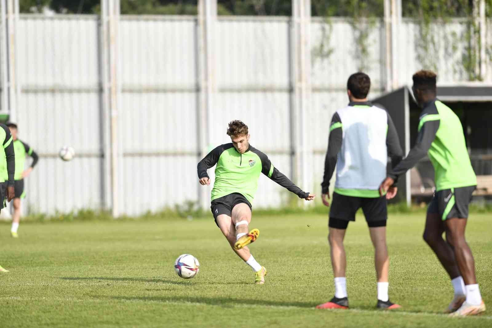 Bursaspor’da Ümraniyespor maçı hazırlıkları bu akşam saatlerinde yapılan antrenmanla devam etti. Yeşil-beyazlı takım, çalışmada koordinasyon ...