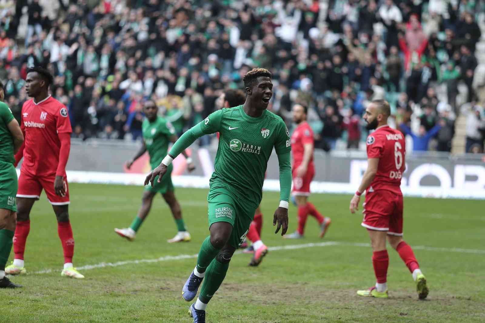 Bursaspor’un Portekizli futbolcusu Joao Pedro, yeşil-beyazlı takıma veda etti. Golcü oyuncu, “Bursaspor’un ligde kalabilmesi için geldim ama ...