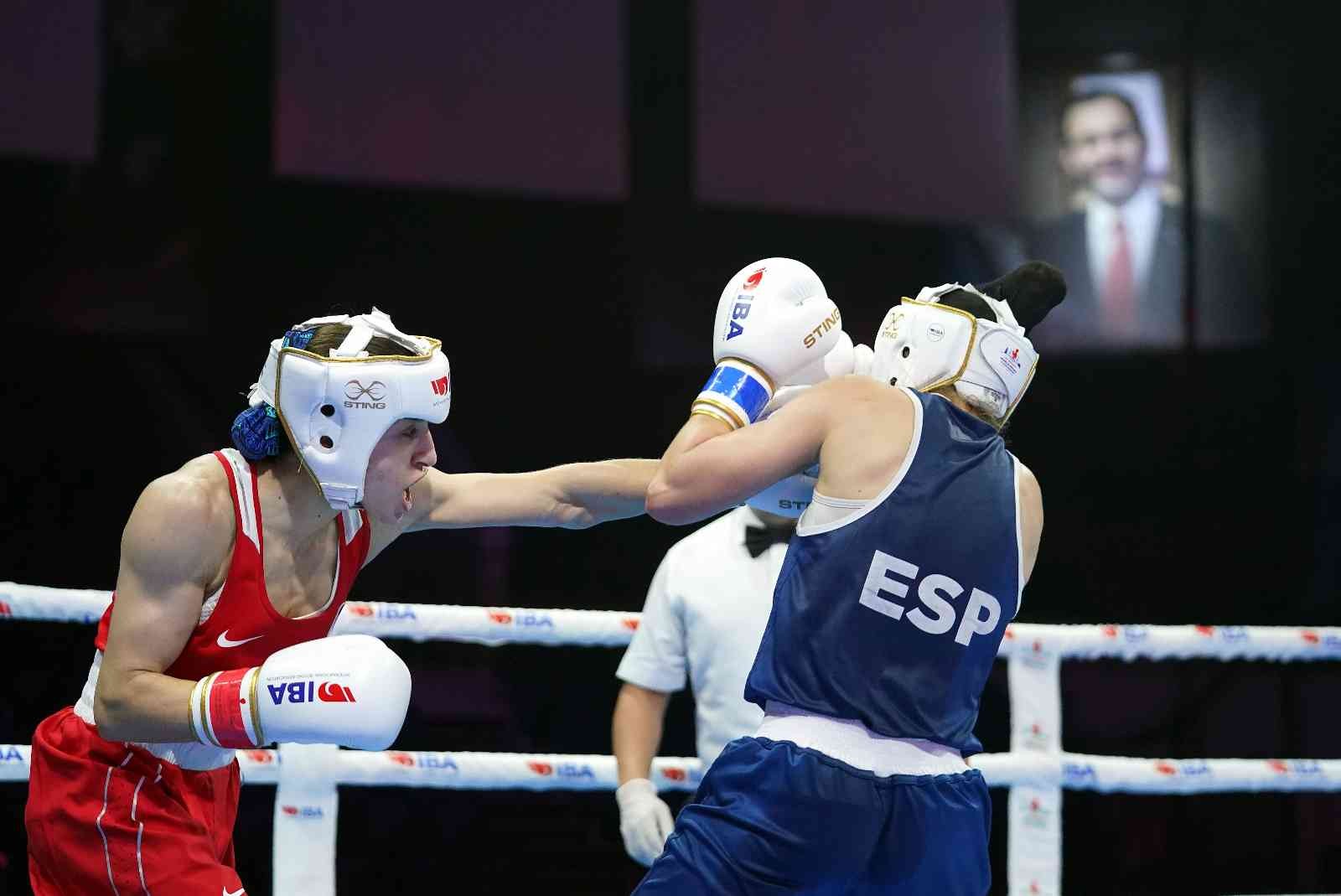 Türkiye’nin ev sahipliğinde düzenlenen Dünya Kadınlar Boks Şampiyonası’nda 50 kiloda mücadele eden Buse Naz Çakıroğlu, finale yükseldi ...