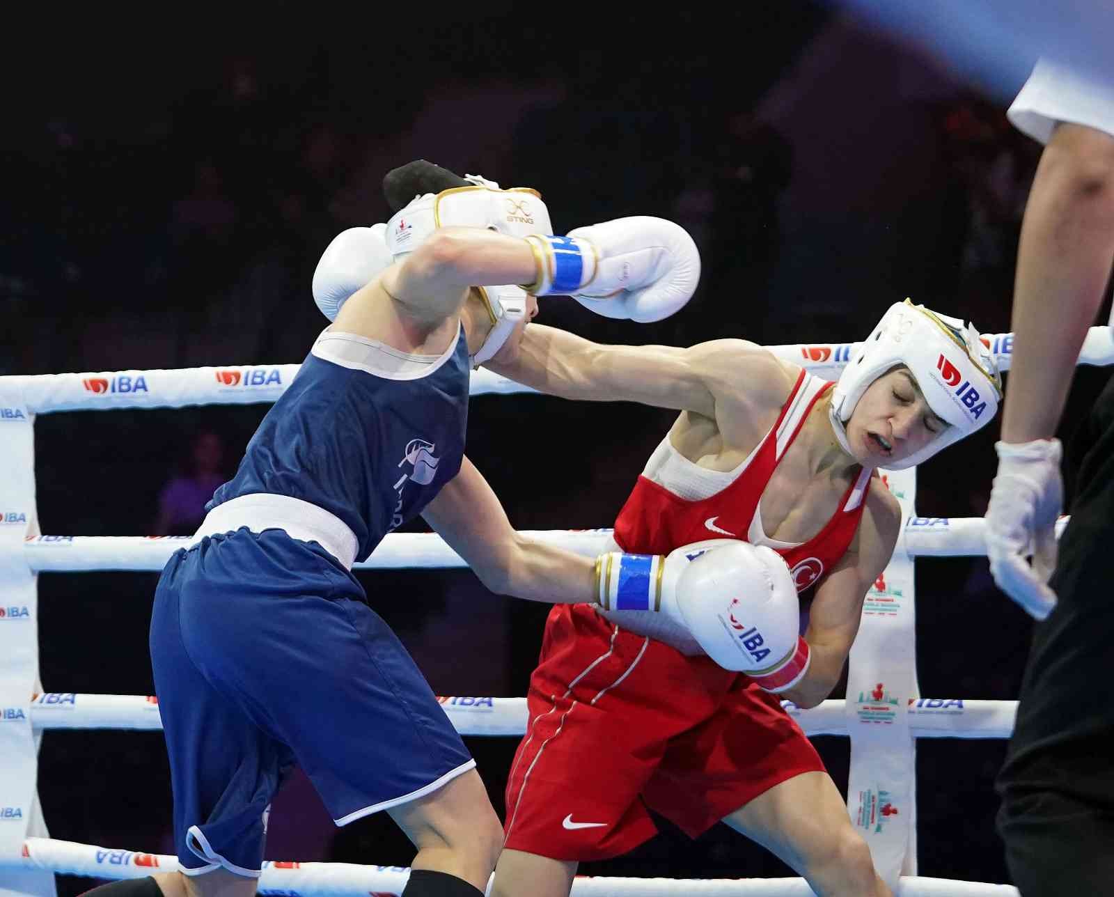 Türkiye’nin ev sahipliğinde düzenlenen Dünya Kadınlar Boks Şampiyonası’nda 50 kiloda mücadele eden Buse Naz Çakıroğlu, finale yükseldi ...