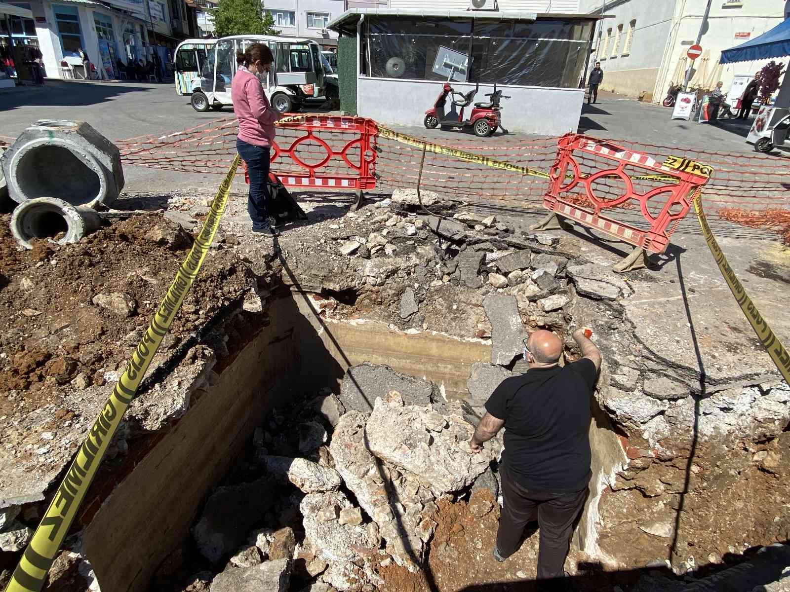 İstanbul’da, her gün binlerce insanın ziyaret ettiği Büyükada’da İSKİ’nin yaptığı kazı çalışmaları sırasında Bizans Dönemine ait olduğu tahmin ...