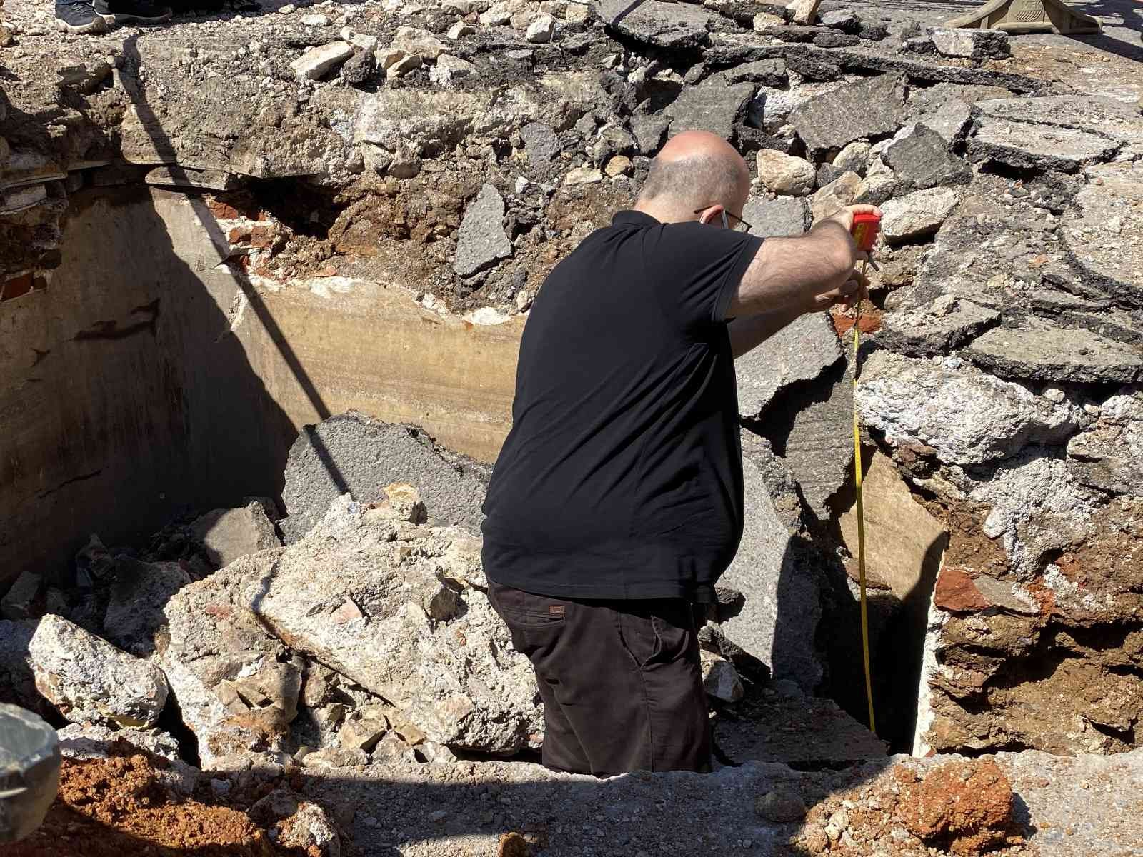 İstanbul’da, her gün binlerce insanın ziyaret ettiği Büyükada’da İSKİ’nin yaptığı kazı çalışmaları sırasında Bizans Dönemine ait olduğu tahmin ...