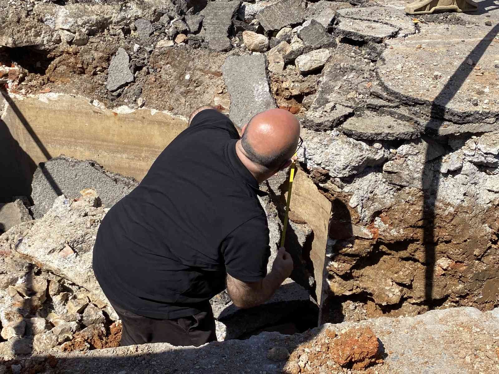 İstanbul’da, her gün binlerce insanın ziyaret ettiği Büyükada’da İSKİ’nin yaptığı kazı çalışmaları sırasında Bizans Dönemine ait olduğu tahmin ...