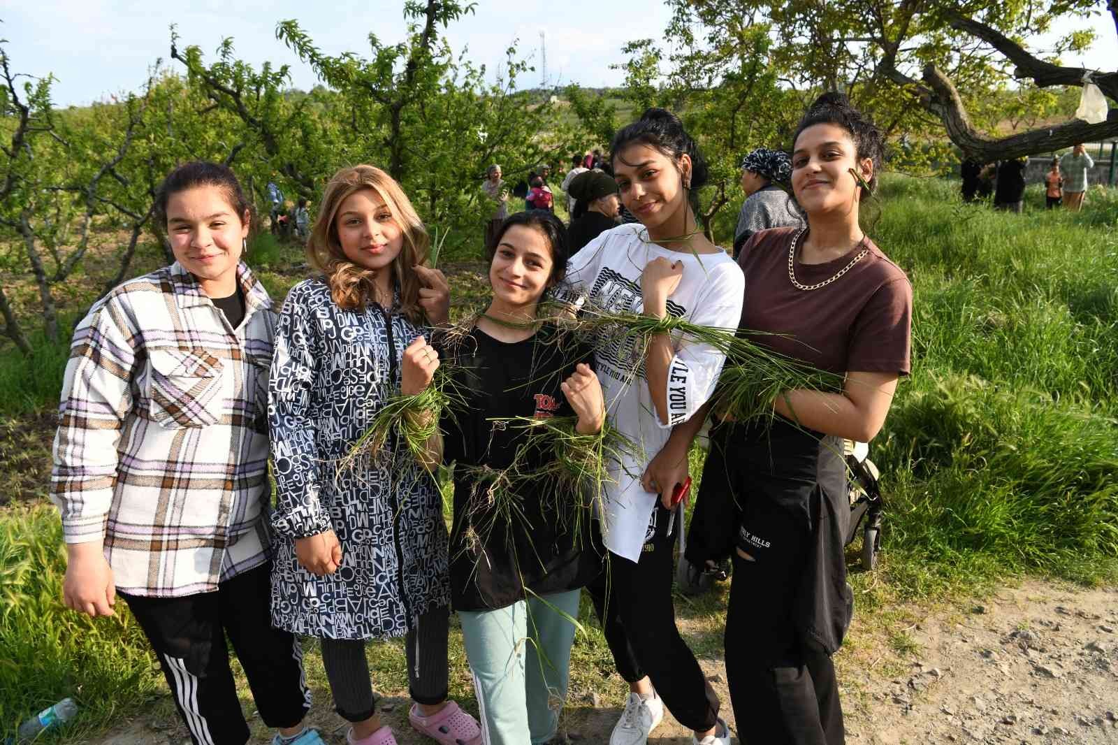 Çanakkale’nin Lapseki ilçesinde Hıdırellez Günü dolayısıyla bazı vatandaşlar meyve bahçelerine giderek dilek ve isteklerini toprağa çizdi. Genç ...