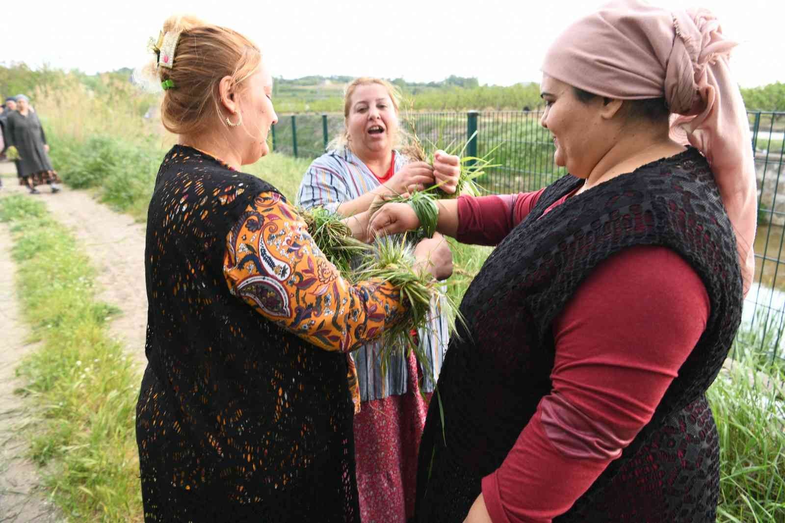 Çanakkale’nin Lapseki ilçesinde Hıdırellez Günü dolayısıyla bazı vatandaşlar meyve bahçelerine giderek dilek ve isteklerini toprağa çizdi. Genç ...