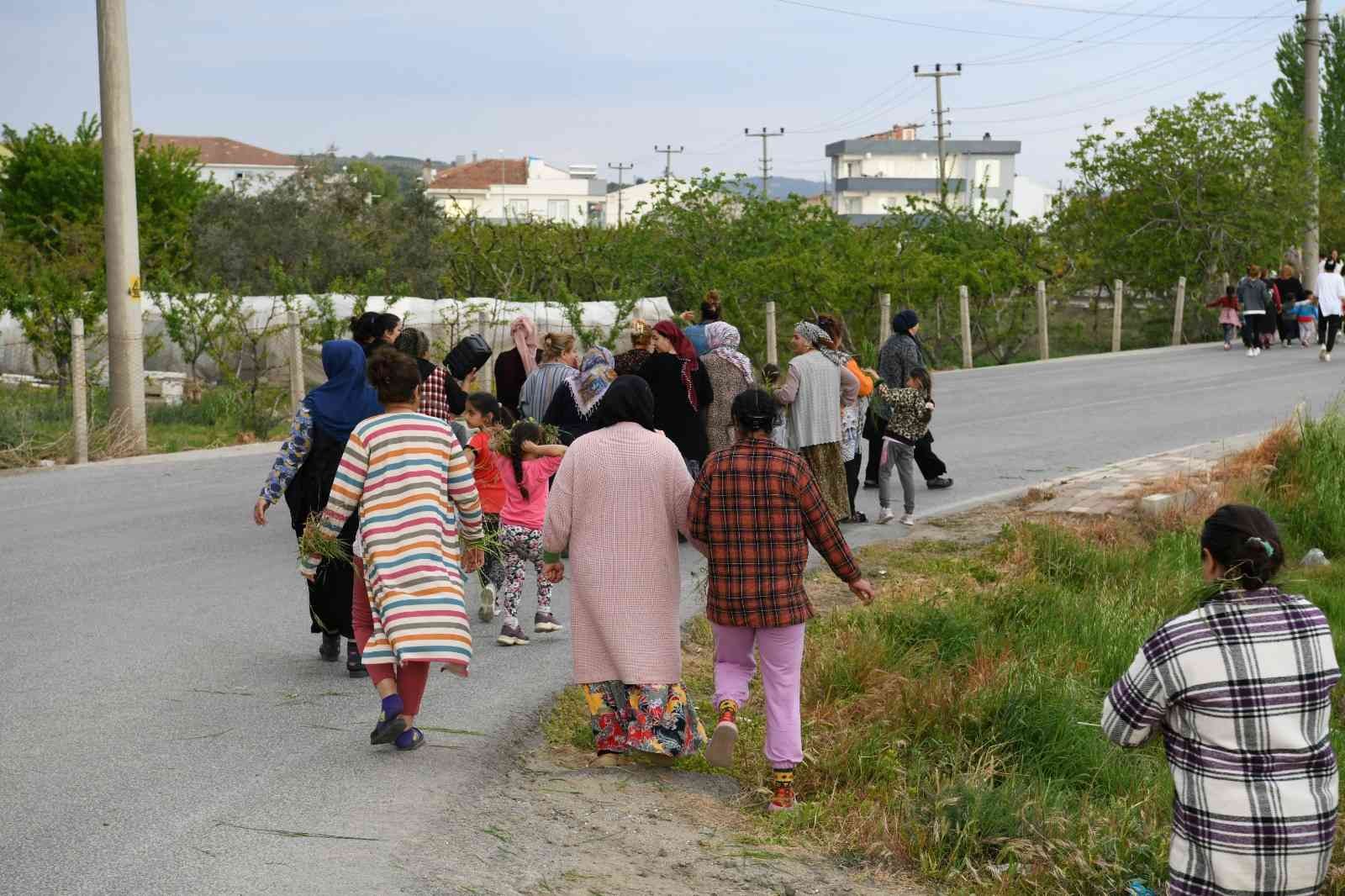 Çanakkale’nin Lapseki ilçesinde Hıdırellez Günü dolayısıyla bazı vatandaşlar meyve bahçelerine giderek dilek ve isteklerini toprağa çizdi. Genç ...