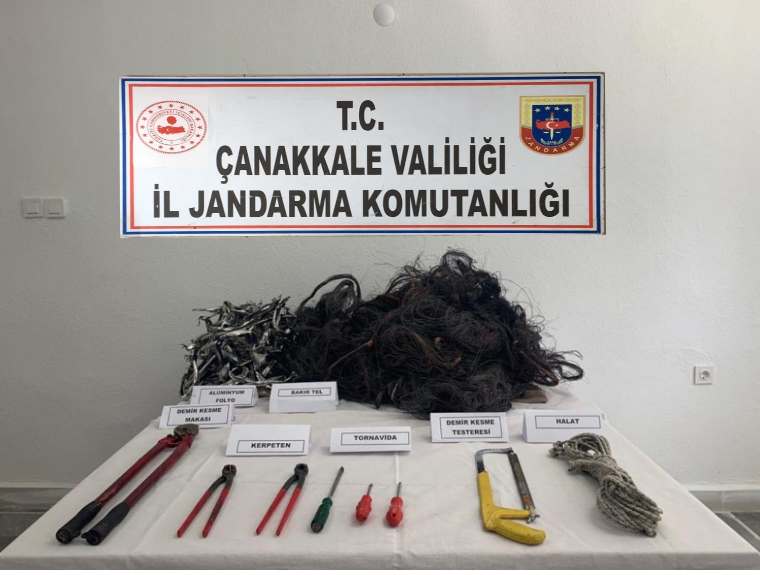 Çanakkale İl Jandarma Komutanlığı, nisan ve mayıs aylarında 47 hırsızlık olayını aydınlatarak 80 şüpheli şahsı yakaladı. Çanakkale İl Jandarma ...