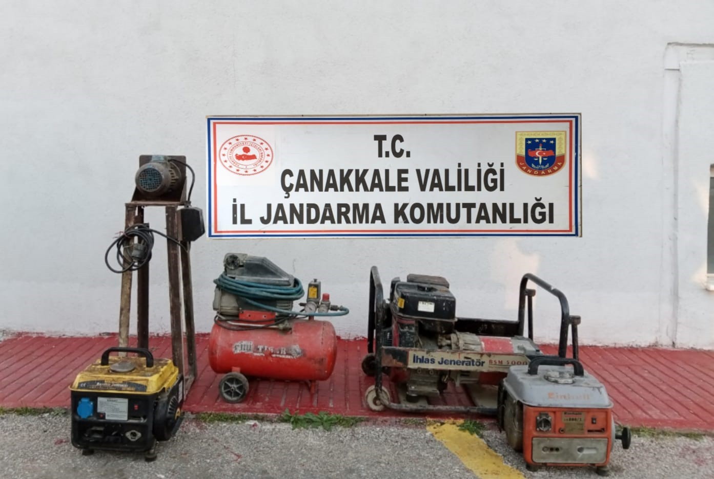 Çanakkale İl Jandarma Komutanlığı, nisan ve mayıs aylarında 47 hırsızlık olayını aydınlatarak 80 şüpheli şahsı yakaladı. Çanakkale İl Jandarma ...