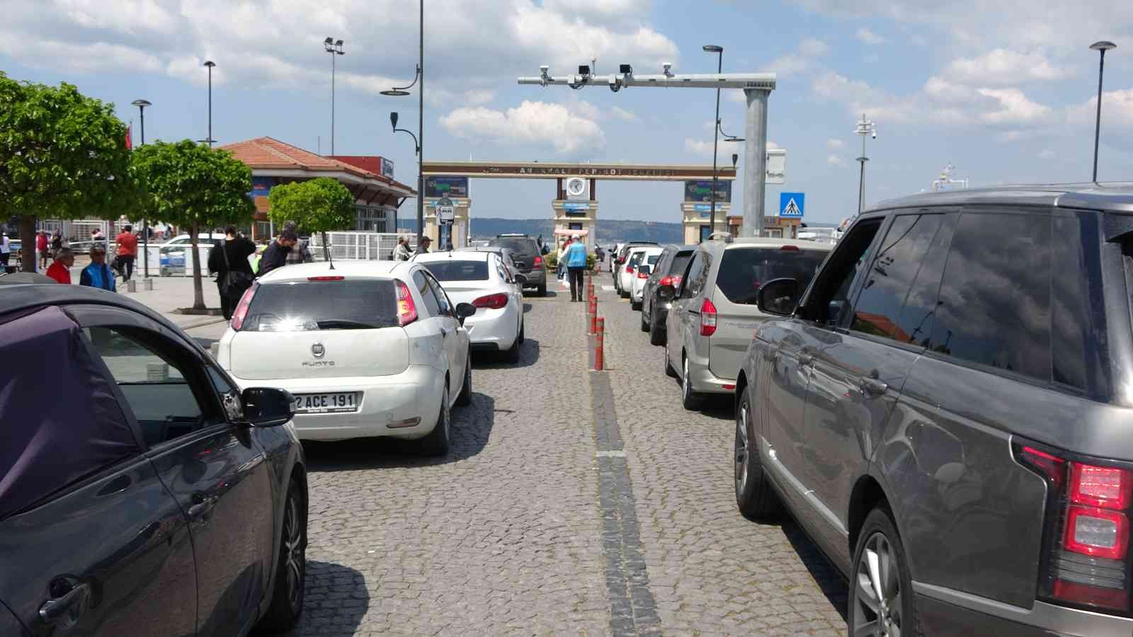 Ramazan Bayramı nedeniyle Ege Bölgesi’ne giden tatilciler, bayramın son günü dönüş yoluna geçti. Tatilciler, Çanakkale Feribot İskelesi’nde ...