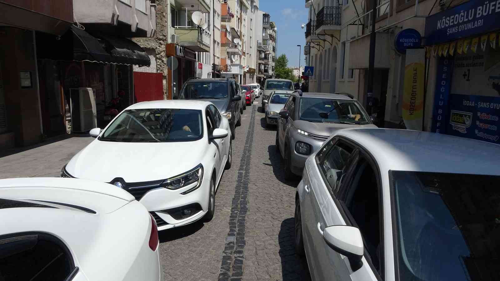 Ramazan Bayramı nedeniyle Ege Bölgesi’ne giden tatilciler, bayramın son günü dönüş yoluna geçti. Tatilciler, Çanakkale Feribot İskelesi’nde ...