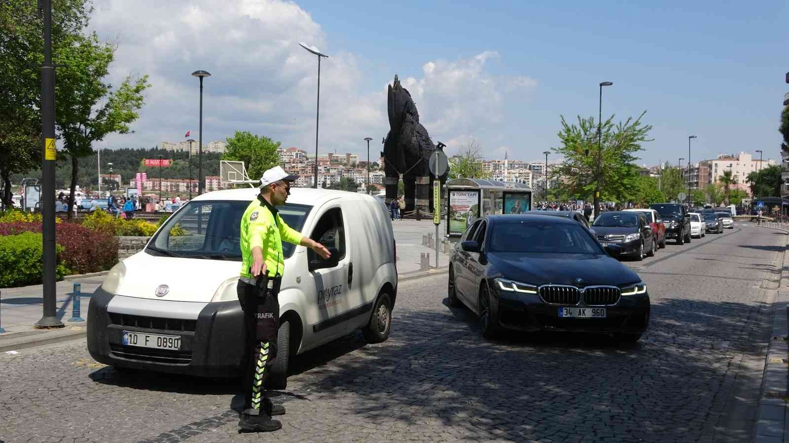 Ramazan Bayramı nedeniyle Ege Bölgesi’ne giden tatilciler, bayramın son günü dönüş yoluna geçti. Tatilciler, Çanakkale Feribot İskelesi’nde ...