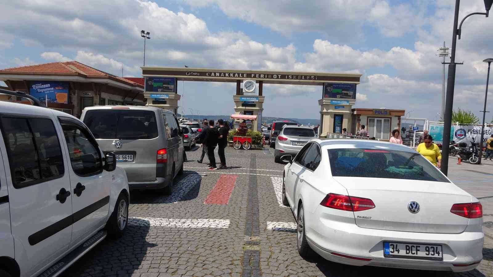 Ramazan Bayramı nedeniyle Ege Bölgesi’ne giden tatilciler, bayramın son günü dönüş yoluna geçti. Tatilciler, Çanakkale Feribot İskelesi’nde ...